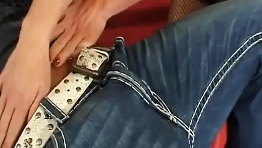 Memek tante seksi rambut pirang ini dijilat dan dientot habis-habisan sampai mengerang keenakan