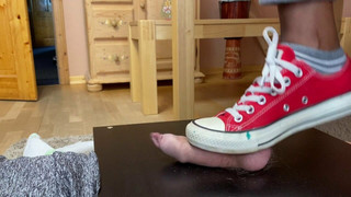 Aplastamiento de bolas con mandriles converse rojos