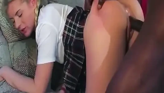Tante seksi rambut pirang ini dientot habis-habisan sama kontol besar pria kulit hitam di tenda