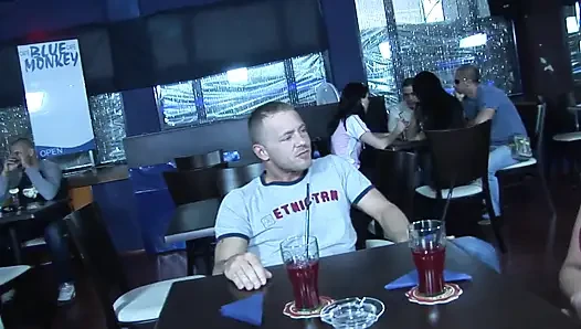 Ditampar di lantai bar