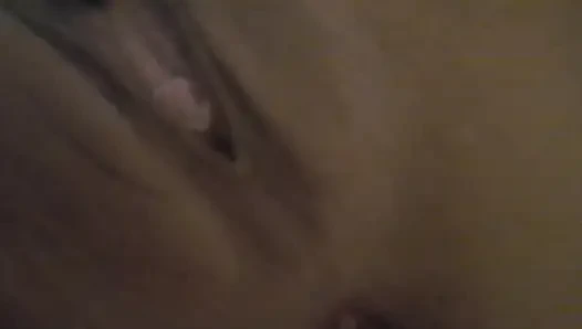 Aku lagi asik masturbasi memekku sendirian di rumah