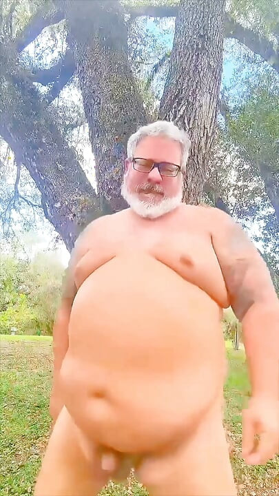 jangal men nagn nrity bhaaloo apna chhed dikha raha hai