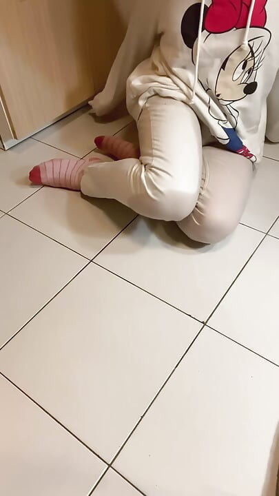 Volim osjećaj moje tople pišaće u bijelim trapericama