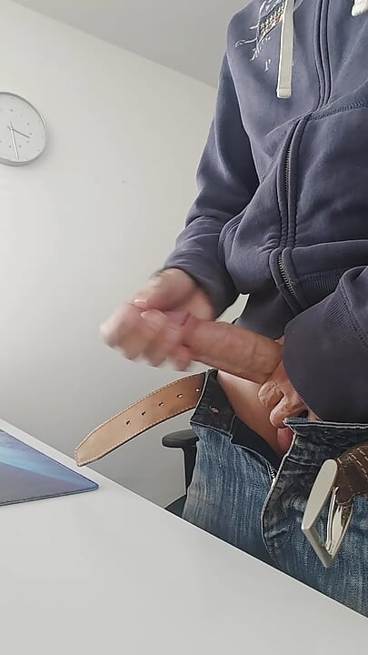 זין חלק 16X4 מאונן באינטנסיביות, תראו אותי מאונן עד הסוף ויורה מטען ענק של שפיך