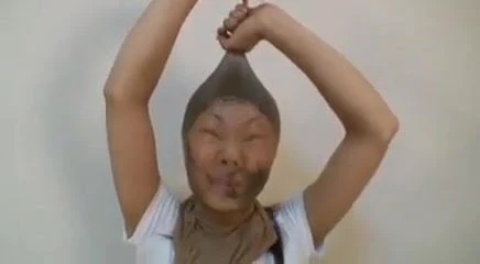 Meninas japonesas usando máscaras de náilon