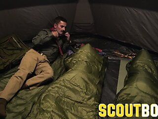 Scoutboys Austin Young scopata fuori in tenda da papà più grande