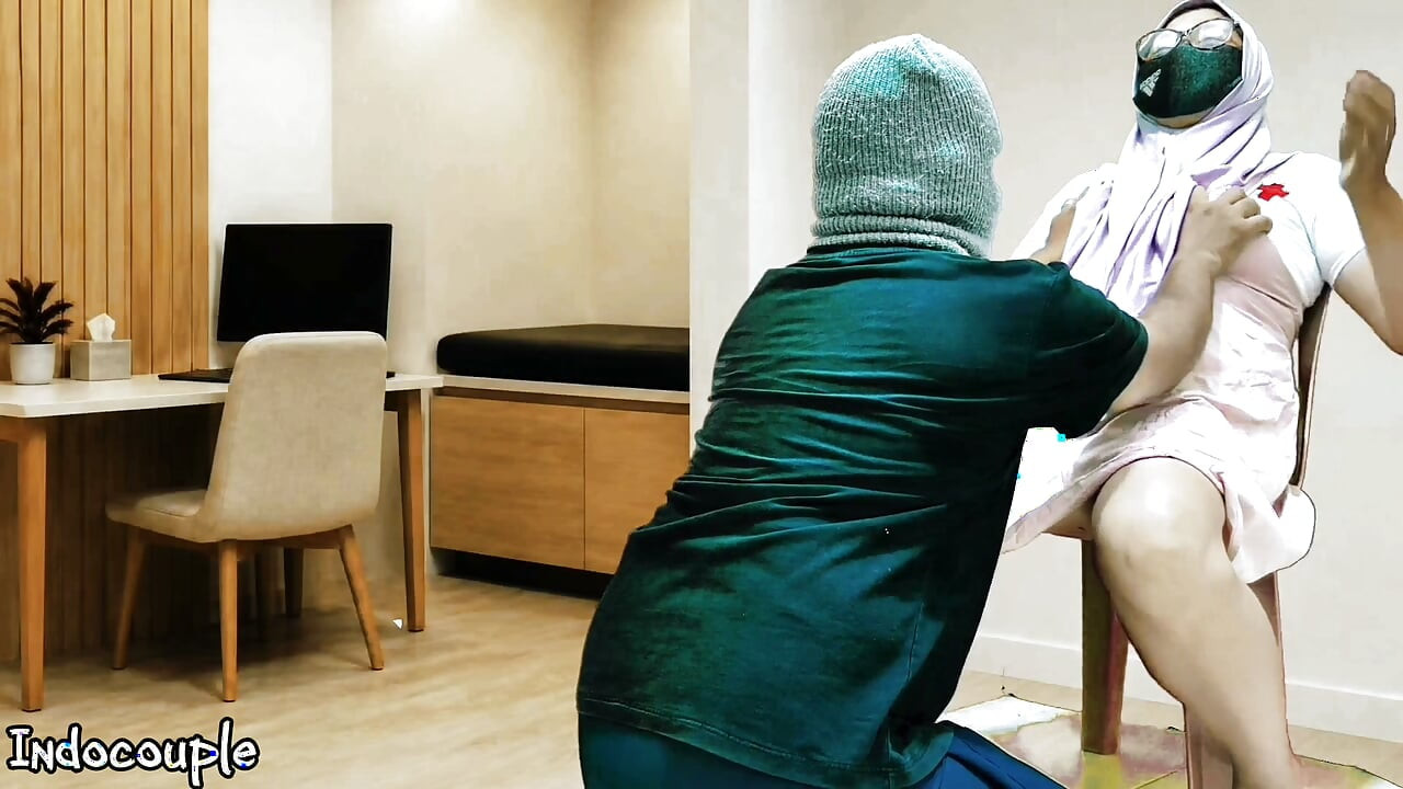 Istri nakal berhijab ini ngebiarin bosnya jilat memek beceknya di kantor