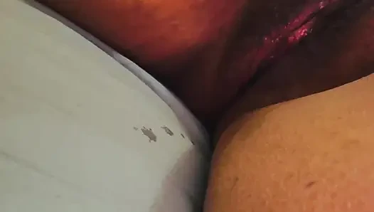 Evli kadının vücudu sallayarak orgazm oluyor. Oh bebeğim hızlı..