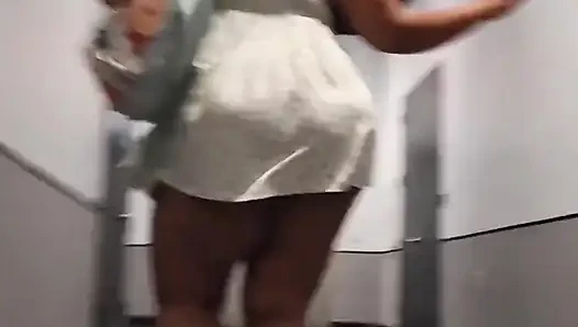 Mini Etek. Kadın egemenliği erotik edepsiz konuşma sesi