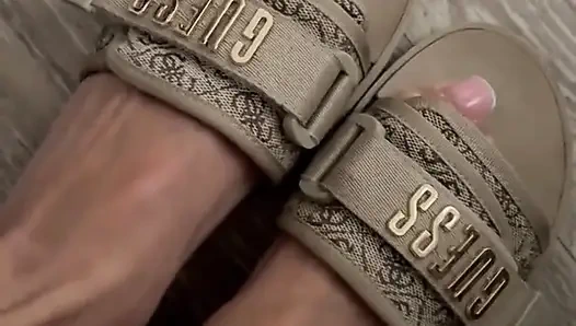 Cewek seksi lagi asik mainin kaki seksinya