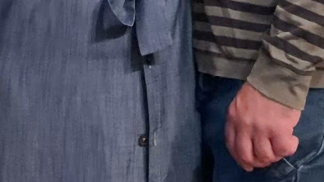 Ihre Fotze mit den Fingern gefickt