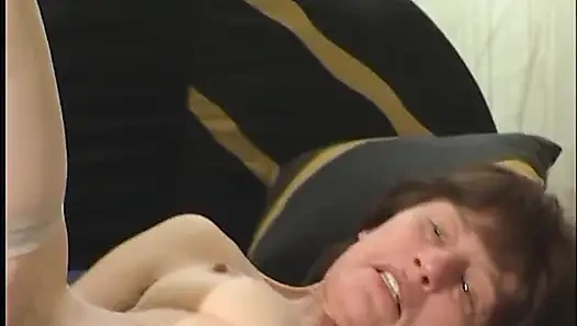 Растранутую горячую бабулю фистят