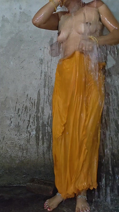 Desi wife bathroom me nude bathing
