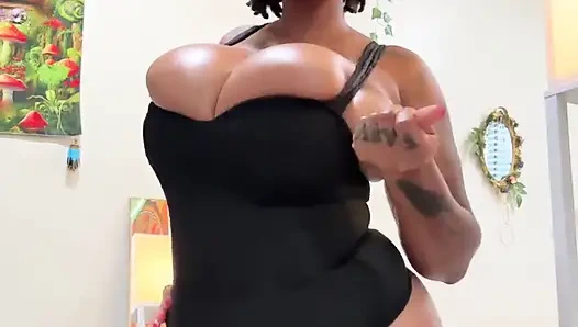 Ebenholz-schätzchen tanzt, zeigt ihre großen möpse und schöne behaarte muschi