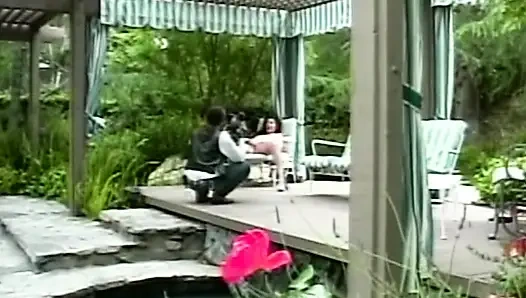 Girls School: Heiße Lesbenaction im Garten