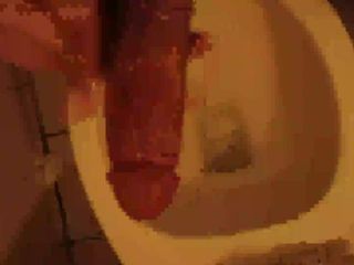 Szarpanie wielkiego kutasa w publicznej łazience