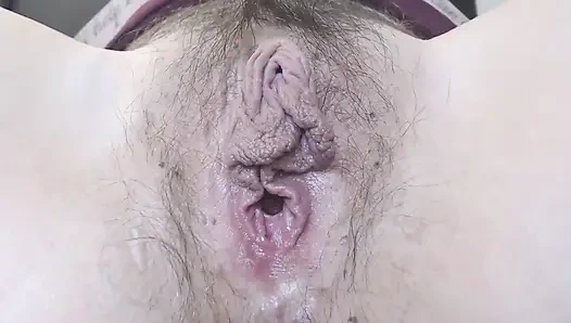 Bibir besar & memek menganga closeup