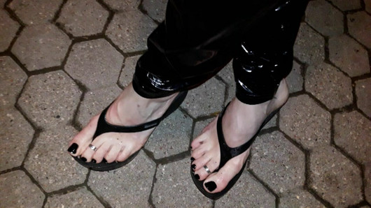 flip flops and latex leggings in public