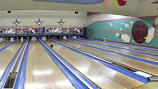 Bowling telanjang ini akan menempatkan pikiran Anda di selokan