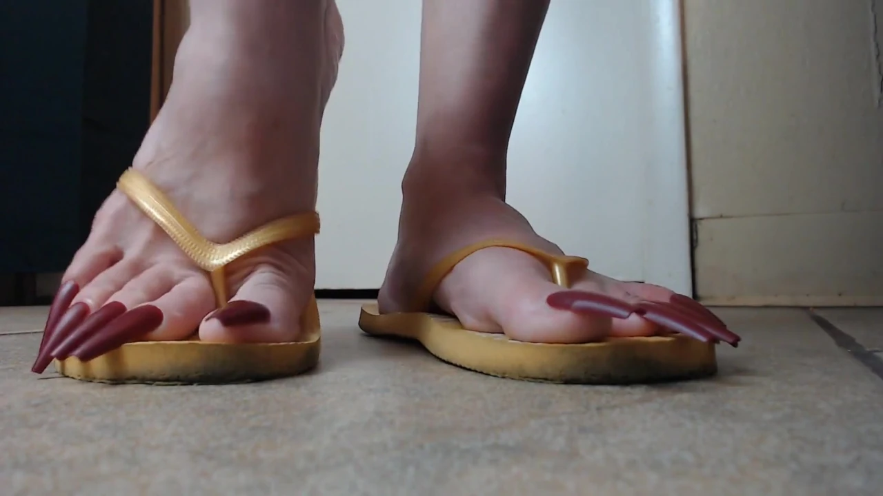 Toenails sarı parmak arası terliklerini sallıyor