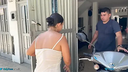 Gaun basah, seks ibu mertua, kecantikan alami.