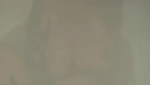 Татуированная девушка с короткими волосами принимает душ и мастурбирует