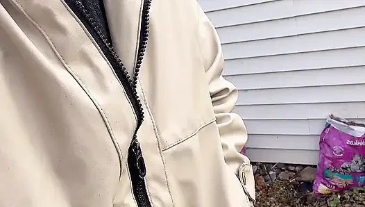 Dışarı çıkıp işeyen amcık ortaya çıkıyor