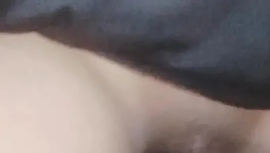 Kuzeninin evinde oyna. Verme hediyesi verilen bir adam