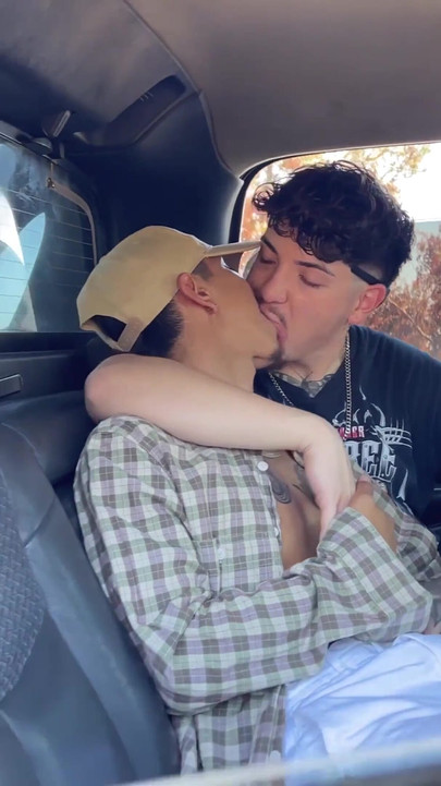 大射精!私の友達をしゃぶる 車の楽しいハードコアゲイ