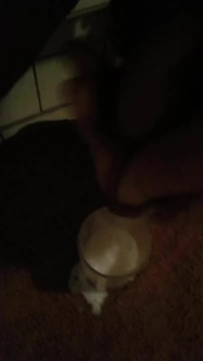 Cumshot in Glas