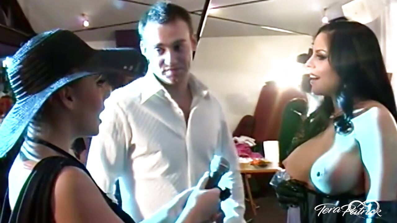 Tera Patrick fodida nos bastidores levando pau grande e porra