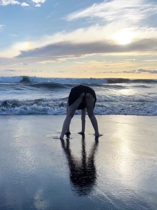 Naughty MILF flashing on the beach