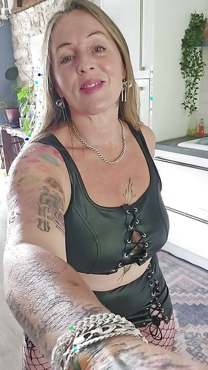 Caliente como el infierno en traje de PVC negro con rejilla