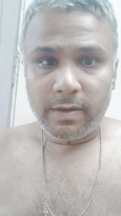 Cowok dengan memek berbulu ini lagi asik ngentot sendirian
