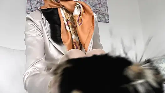 Mit kopftuch masturbieren und das Fell deiner Herrin auf deinen nippeln fühlen, lady victoria Valente