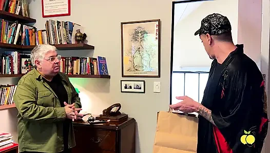 Es sieht so aus, als mag meine frau den lieferboten