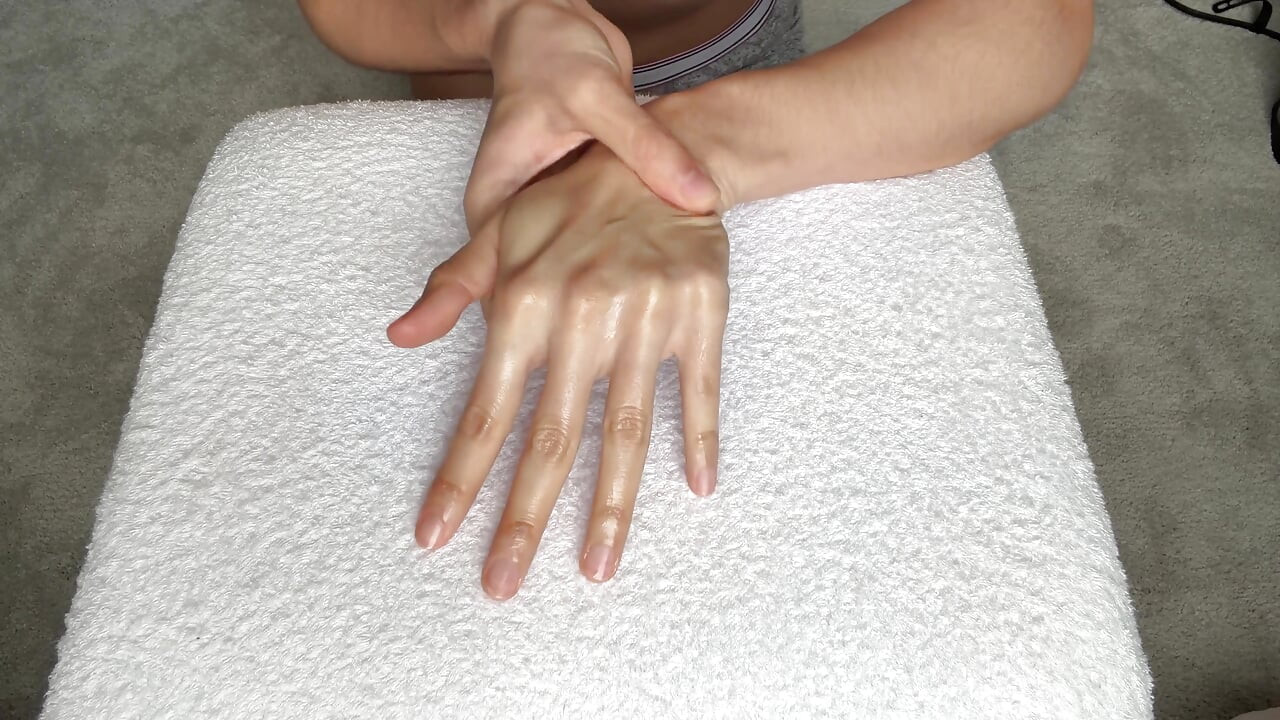 Masturbación de novia de la mano