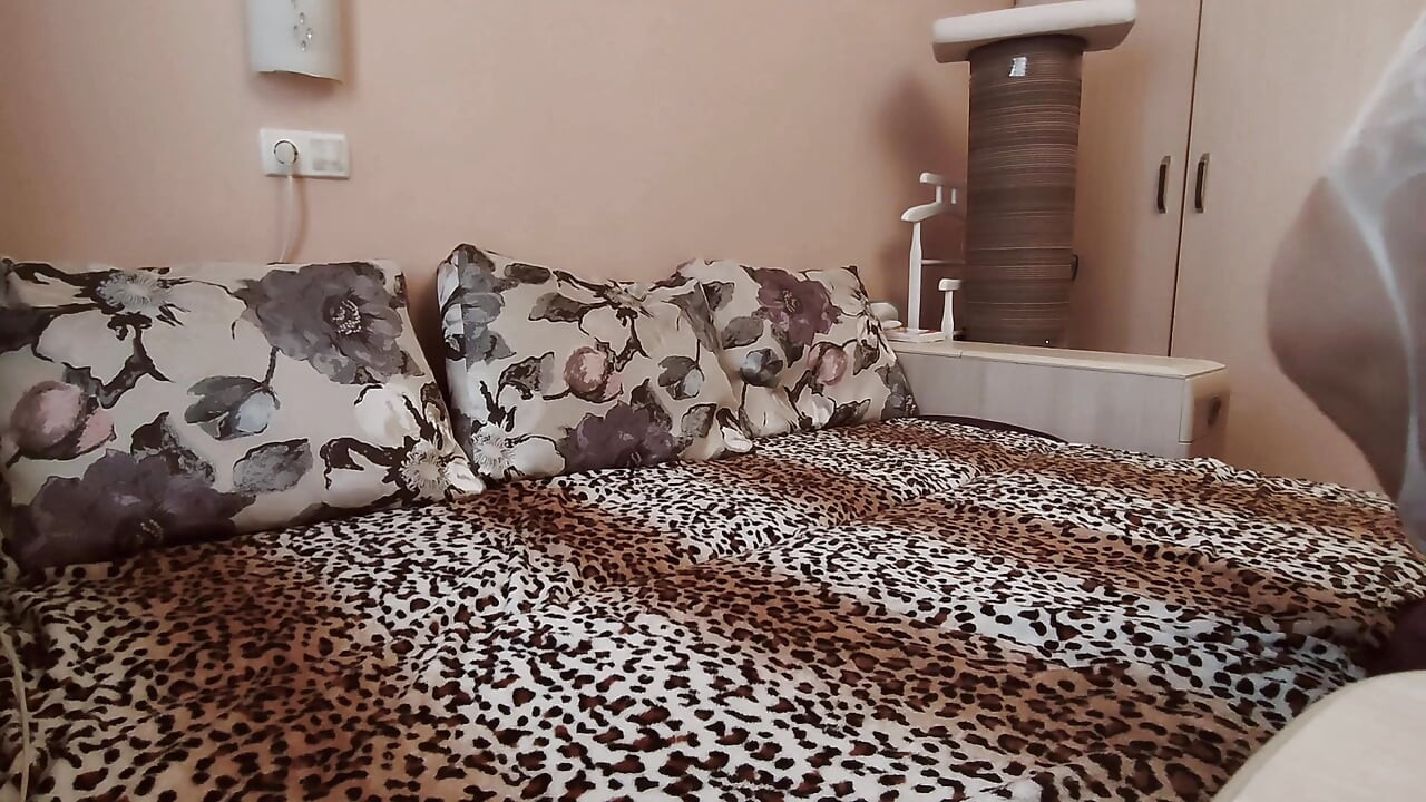Kućno snimanje sa mršavom zrelom ženom i njenim mišićavim mužem