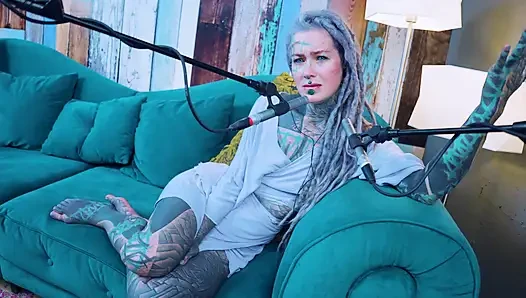 Ich spreche über J - Jelousy - ASMR podcast SFW spricht goth dünnes mädchen dreadlocks tattoo-model mit tinte mädchen