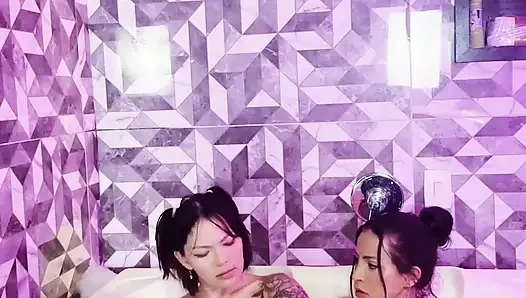 Spielen und heißes Küssen mit meinem Freund in der Badewanne