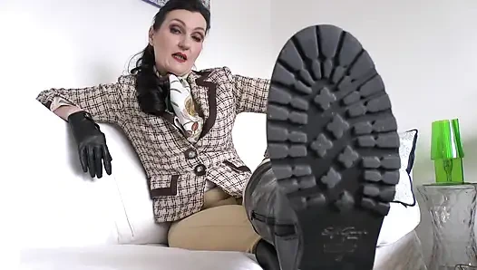 А теперь ты лизать мои подошвы, платок шлюшки! Леди Виктория Валенте