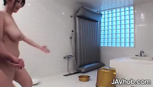 Die vollbusige Rina Araki ist sinnlicher fick nach der dusche im schlafzimmer