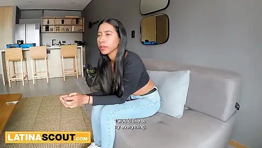 Büyük şişman götlü latin genç kız üstüne çıkıyor ve boşalana kadar büyük zenci yarağı üreticisine biniyor