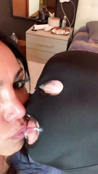 Pria lemah dicrot di muka sama besar pria kulit hitam untuk melihat apakah dia bisa menyerap energi si dewi kuat aylla