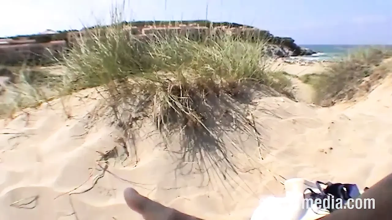 Rasierte Fotze am Strand geleckt