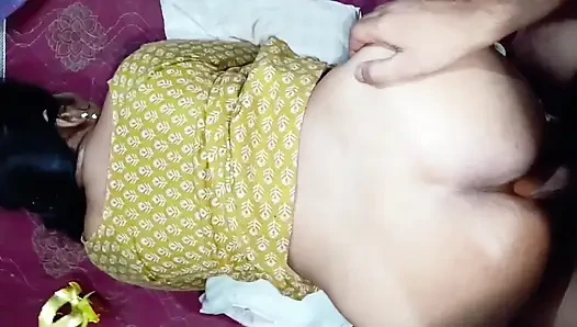 Bhabhi lutscht großen schwanz und versucht hardcore-analsex doggystyle-position