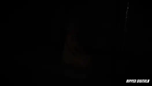 Lynn si cewek penurut ini lagi asik ngentot memeknya sampai meringis keenakan dan memohon dicrot di dalam