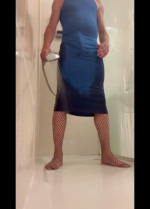 prostate_play - crossdresser a tomar banho com boneca sexual trans