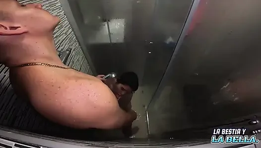 Gadis cantik kolombia lagi asik seks anal di kamar mandi