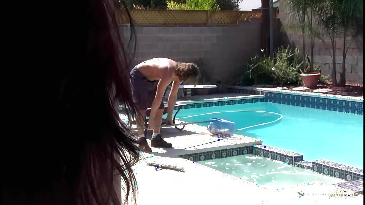 Büyük götlü ve dövmeli esmer kadın amını siktiriyor